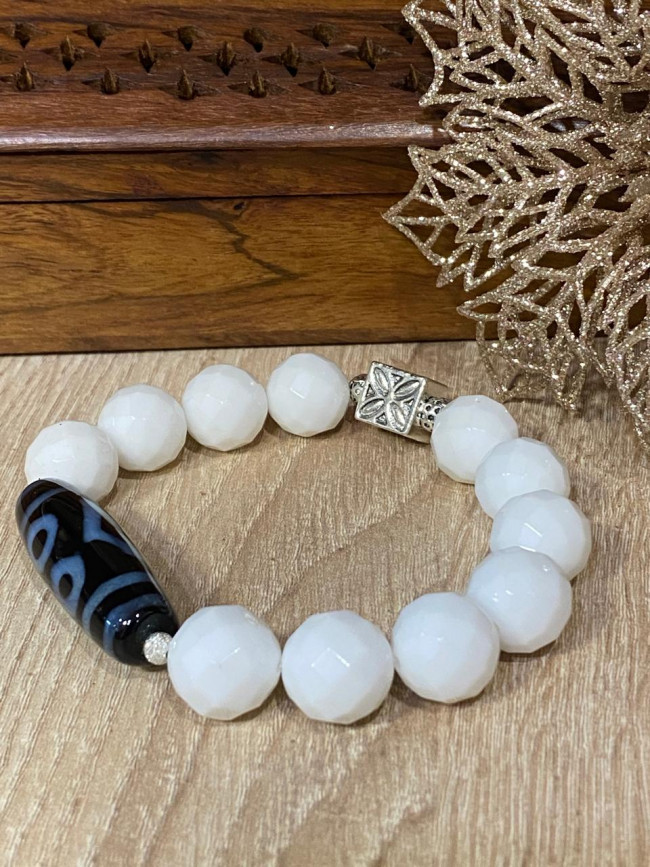 Бусина Дзи 3 глаза в браслете из белого агата