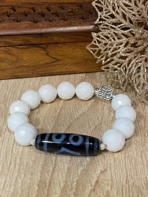 Бусина Дзи 3 глаза в браслете из белого агата Бусина Дзи 3 глаза в браслете из белого агата