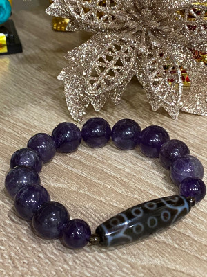 Бусина Дзи 21 глаз в браслете из фиолетового аметиста Бусина Дзи 21 глаз в браслете из фиолетового аметиста