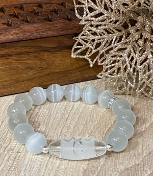 Бусина Дзи "5 глаз с молнией" в браслете из дымчатого кошачьего глаза